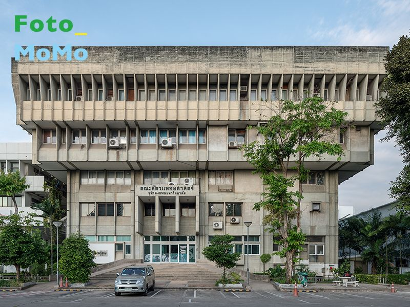 tadao_undo's tweet photo. Brutalism architectureแถวๆสยามแสควร์ เน้นงานหล่อคอนกรีตโชว์ผิวแบบดิบๆ อาคารมีองค์ประกอบของรูปทรงเรขาคณิต เช่น ตึกคณะสัตวแพทย์/ตึกคณะเภสัช(ออกแนวModern)/ตึกสมาคมนิสิตเก่าจุฬา/ตึกร้านค้าสยามซอย3 https://t.co/6ZFNeK2Cxn