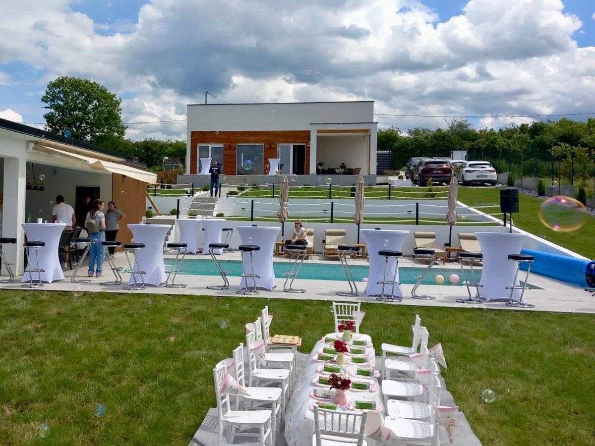weekendica_com's tweet photo. Casa della Famiglia 🤩 

Ako sanjate o begu iz gradske vreve, u prostor koji spaja mir, prirodu i komfor, vikendica Casa della Famiglia – u Baćevcu je upravo ono što tražite. Na svega 30 km od Beograda, na izdvojenoj i tihoj lokaciji. 

🔗Rezervacije na: https://t.co/mt3AgEJWwa https://t.co/xmIg7Yul7X