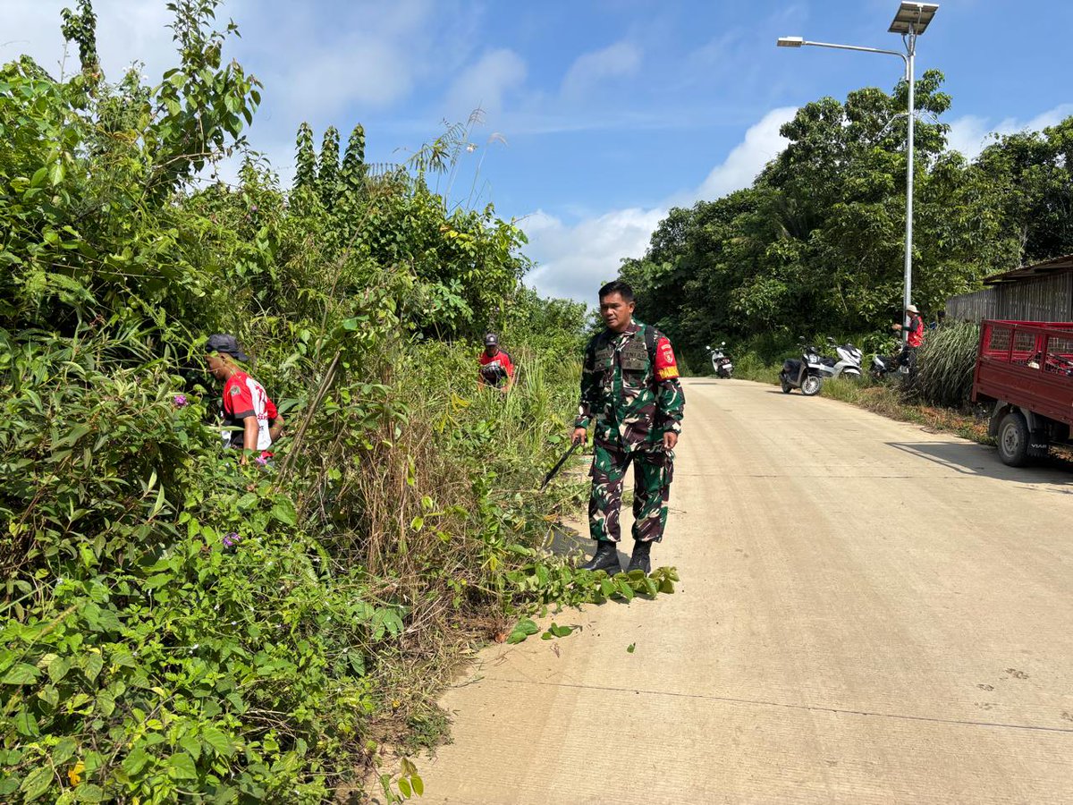 0906Kodim's tweet photo. Wujudkan Sinergi yang kuat antara TNI dan masyarakat tampak terlihat Dimana anggota Babinsa Bersama warga melakukan kegiatan gotng royong 

https://t.co/4aEsAyOijJ https://t.co/JgZvmgRsCt