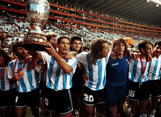 BomboneraTears's tweet photo. OTD 1993: Argentina won the Copa América 

Hosted in Ecuador, Gabriel Batistuta's brace (see post below) won the final against Mexico 2-1 for la albiceleste! 

28 years of trophy draught followed before the 2021 Copa América win. The 2022 World Cup and 2024 Copa América followed! https://t.co/vpg8sdCOmO