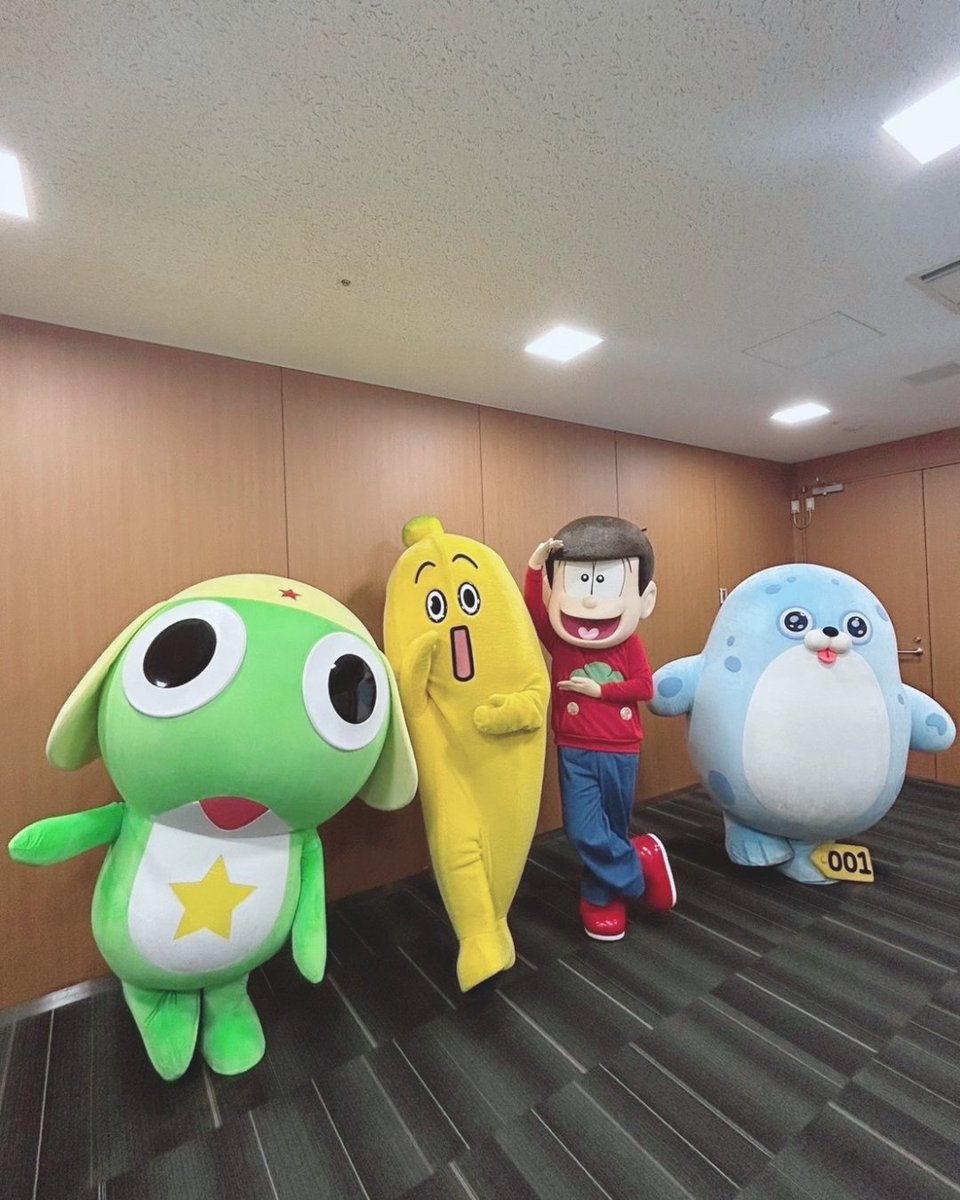 osomatsu_PR's tweet photo. 【オフショット①】
「#ナナナのバースデーパーティ2026」ありがとうございました🙌 

🍌テレ東バナナ社員 ナナナ @TVTOKYO_nanana
🐸アニメ『ケロロ軍曹』ケロロ軍曹 @keroro_anime
🦭『SEALOOK』ドットザラシ @Sealook_jp
みんな一緒におそ松とシェー！

#おそ松さん #おそ松さん10周年ありがとう https://t.co/97p9hRxgte