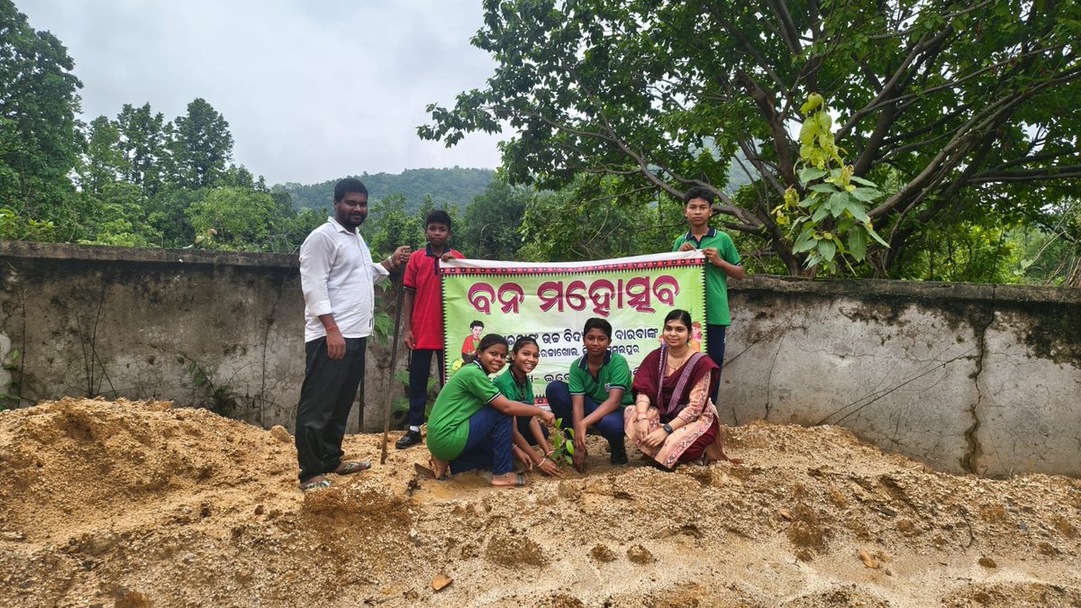 BarabankHs1982's tweet photo. ବାରବାଙ୍କ ଉଚ୍ଚ ବିଦ୍ୟାଳୟ, ବାରବାଙ୍କ ତରଫରୁ ବନମହୋତ୍ସବ ସପ୍ତାହ-୨୦୨୬  ଅବସରରେ ଛାତ୍ରଛାତ୍ରୀ ଓ ଶିକ୍ଷକ ଶିକ୍ଷୟିତ୍ରୀଙ୍କ ବୃକ୍ଷରୋପଣ କରି ପରିବେଶ କୁ ସବୁଜ ସୁନ୍ଦର୍ କରିବା ରେ  ସଙ୍କଳ୍ପ ନେଇଛନ୍ତି।।। @AnanyaDasIAS @dpradhanbjp @NityanandaBJP @OSEPA_Official @EduMinOfIndia @SMEOdisha @Ascensive_AEPL https://t.co/wlloIAG5ru