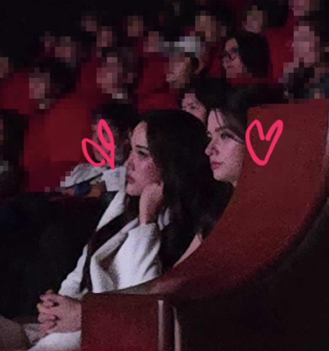 rubyyj0's tweet photo. Wait are they holding hands😭😭cause one of freen hand is on her face that means that’s Becky’s hand😭😭🤭

My delulu brain😞

THE AIR FINAL EPISODE
#เสน่หาวาโยตอนจบ https://t.co/Sld7thxFZl