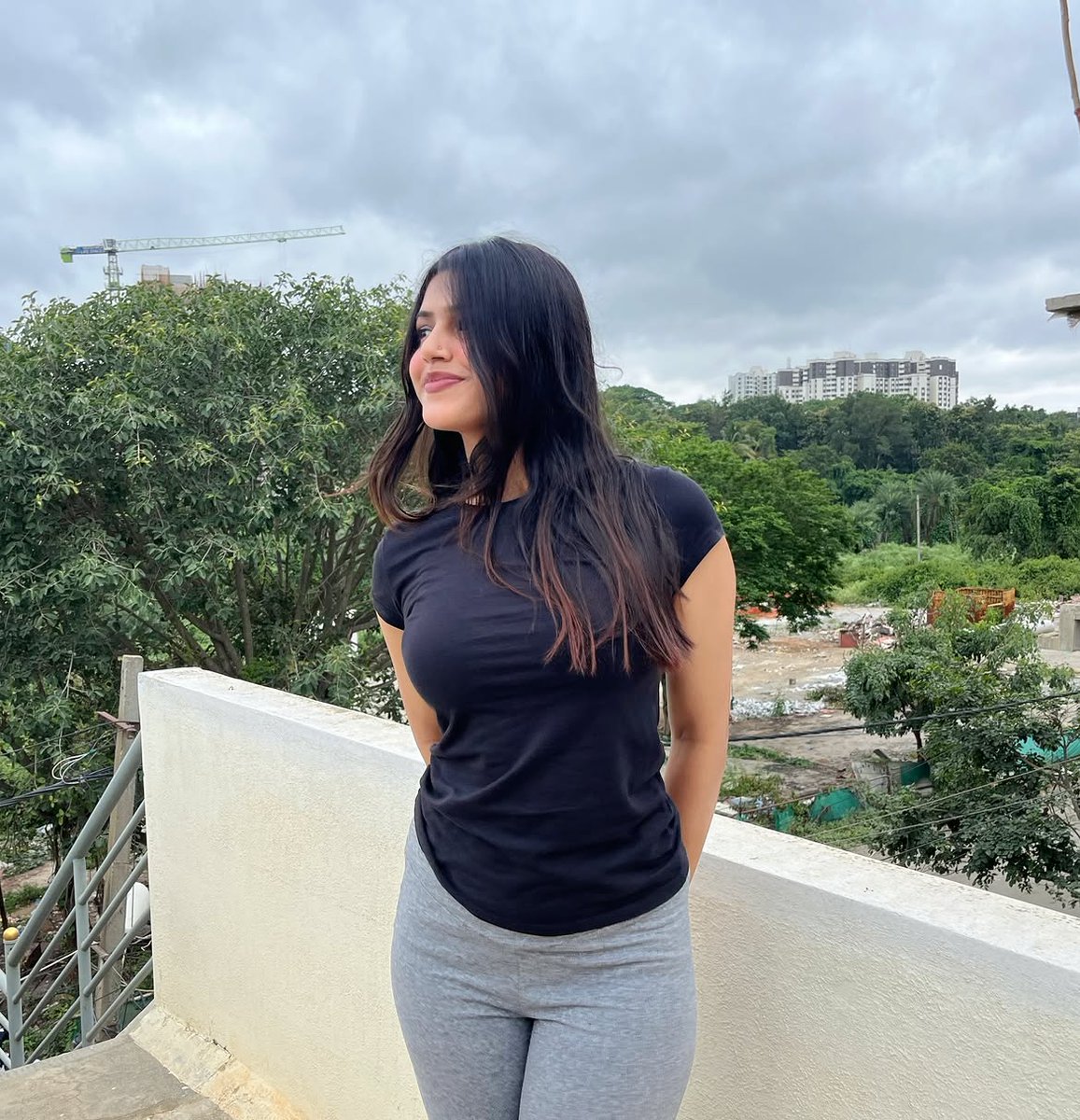 beeghaa's tweet photo. All clothes bhigi bhigi kyaa pehnu https://t.co/C8Gk4JzfOs