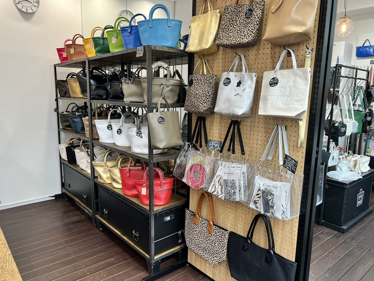 korea_yuho's tweet photo. ずっと行ってみたかったhime shop🛍️韓国語を勉強し始めたときからhimeさんブログの愛読者だったので、お会いできて超嬉しかった〜❣️ブログ見て紀伊國屋書店まで単語帳の展示見に行ったり、東大門のカバン屋さんに行ったの懐かしい…😌💕カバン選びもお手伝いしていただいてお気に入りをゲット✨✨ https://t.co/rC8zYLb3IB