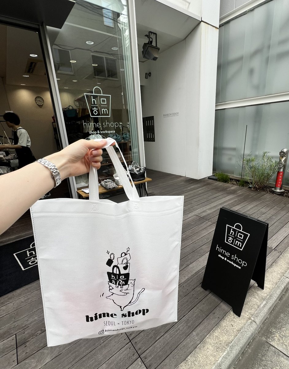 korea_yuho's tweet photo. ずっと行ってみたかったhime shop🛍️韓国語を勉強し始めたときからhimeさんブログの愛読者だったので、お会いできて超嬉しかった〜❣️ブログ見て紀伊國屋書店まで単語帳の展示見に行ったり、東大門のカバン屋さんに行ったの懐かしい…😌💕カバン選びもお手伝いしていただいてお気に入りをゲット✨✨ https://t.co/rC8zYLb3IB