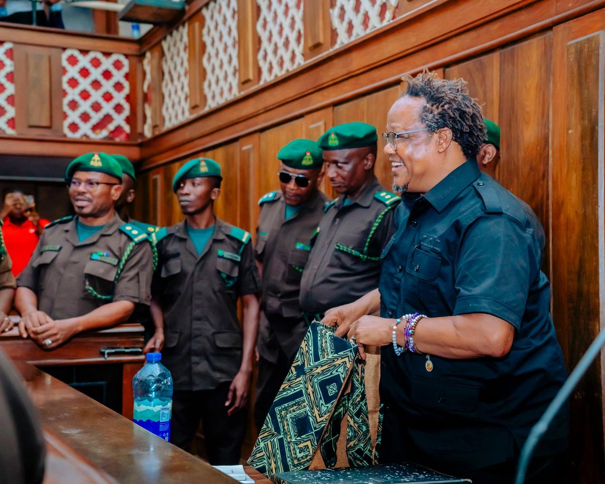 loomu_meshack's tweet photo. Tundu Lissu anashikilia rekodi ya kufunguliwa mashtaka mengi! Hakuna mashtaka dhidi yake yanayohusu kujinufaisha binafsi; yote yanahusu mawazo na msimamo wake kuhusu maslahi ya jamii pana! Ndiyo kusema huyu ni raia mwema tu aliyepewa na Mungu wake karama ya kutumikia ubinadamu! https://t.co/MGOnAooGTJ