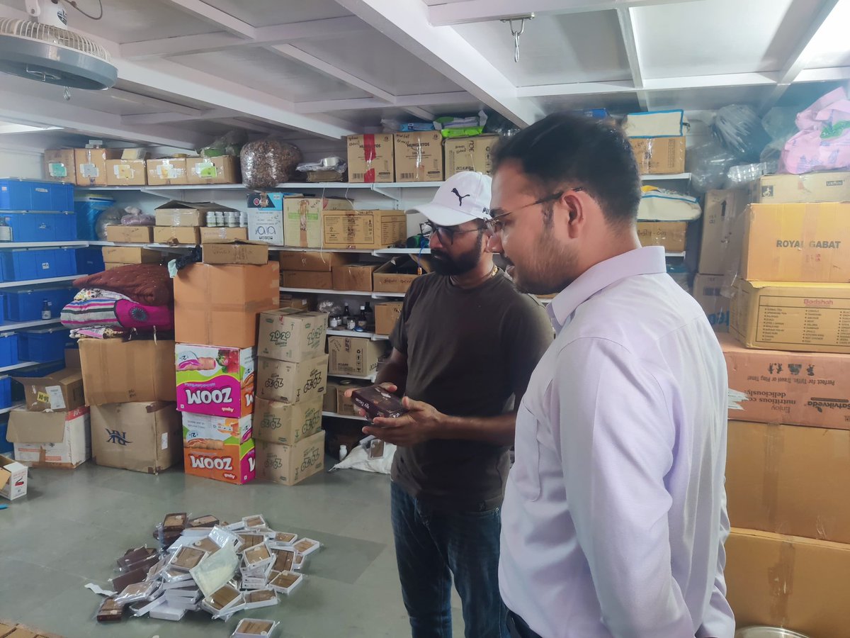 InfoPatan's tweet photo. પાટણ જિલ્લા કલેક્ટરશ્રી ડૉ પ્રશાંત જિલોવાએ આંબાપુરા ખાતે પ્રાકૃતિક કૃષિના મોડલ ફાર્મની મુલાકાત લીધી.

મુલાકાત દરમિયાન તેમણે પ્રાકૃતિક કૃષિના વિવિધ મોડલનું નિરીક્ષણ કર્યું તેમજ ગાય આધારિત કૃષિ ઉત્પાદનો અને તેમના ઉત્પાદનની પ્રક્રિયા અંગે માહિતી મેળવી.
@CMOGuj @ADevvrat https://t.co/zcFCkELqJR