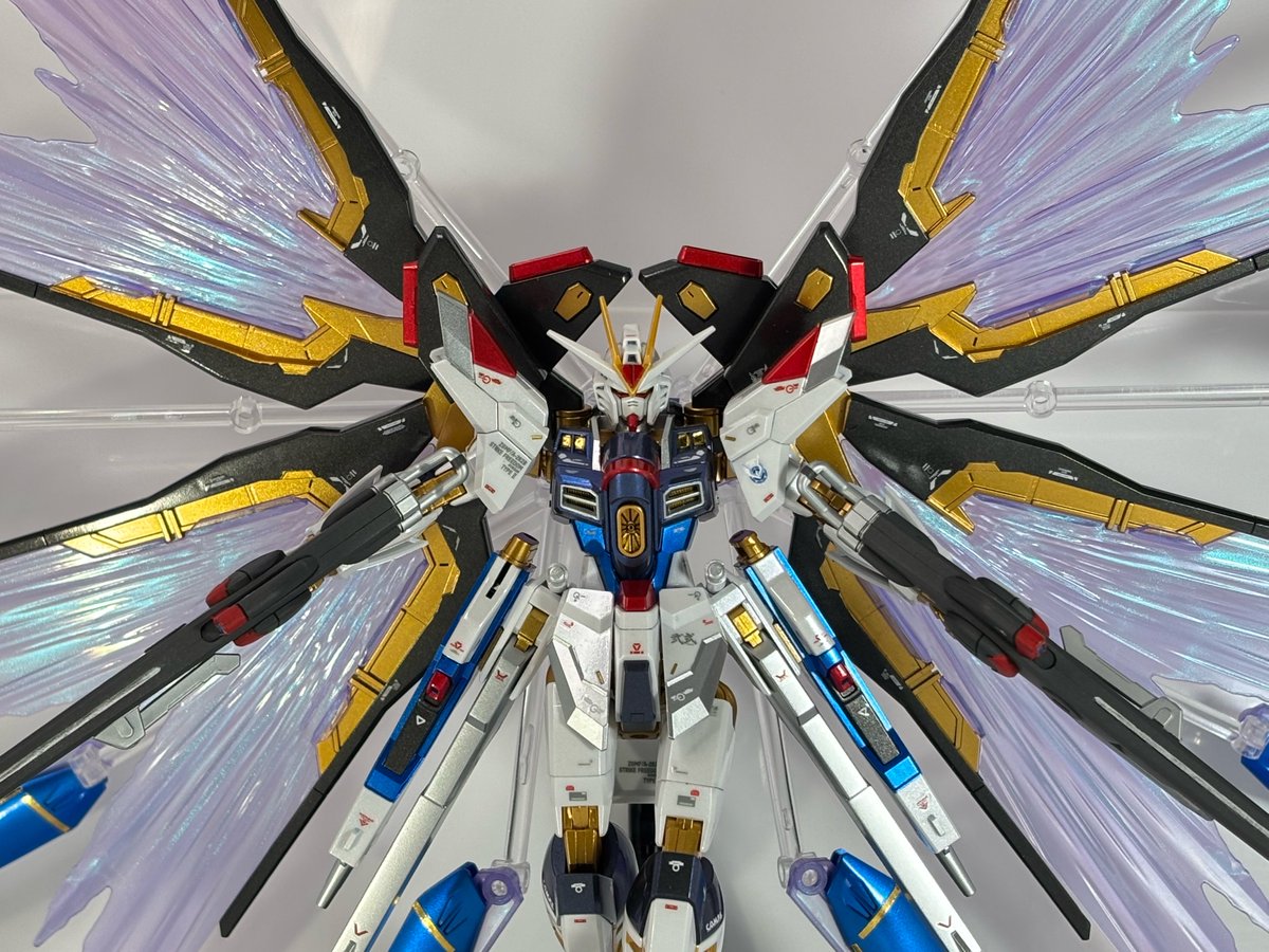 mimoja3hobby's tweet photo. 各所をゴールドで塗り分けて、青や赤もメタリックカラーにしてみました。
ドラグーンの金ラインは100均のメッキ調マスキングテープっすね！

光沢トップコート吹いたのでヌルテカツヤツヤですねぇ！！(2/3) https://t.co/PYuSDGUs7K