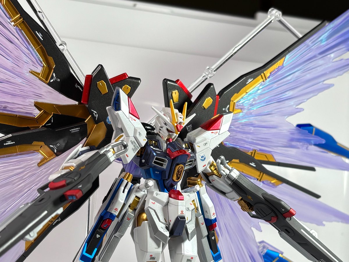 mimoja3hobby's tweet photo. 各所をゴールドで塗り分けて、青や赤もメタリックカラーにしてみました。
ドラグーンの金ラインは100均のメッキ調マスキングテープっすね！

光沢トップコート吹いたのでヌルテカツヤツヤですねぇ！！(2/3) https://t.co/PYuSDGUs7K