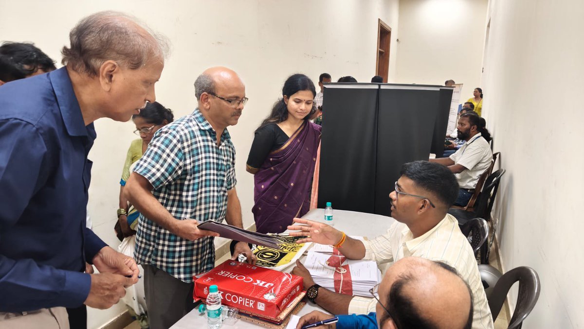 Coll_SouthGoa's tweet photo. The #JanKalyanShibir in Mormugao Taluka brought government welfare schemes closer to the people.

Citizens availed guidance and services through dedicated counters, including the Mhaje Ghar Yojana, making access to government initiatives easier.

#MormugaoTaluka 
#SouthGoa https://t.co/W14PAVVwxp