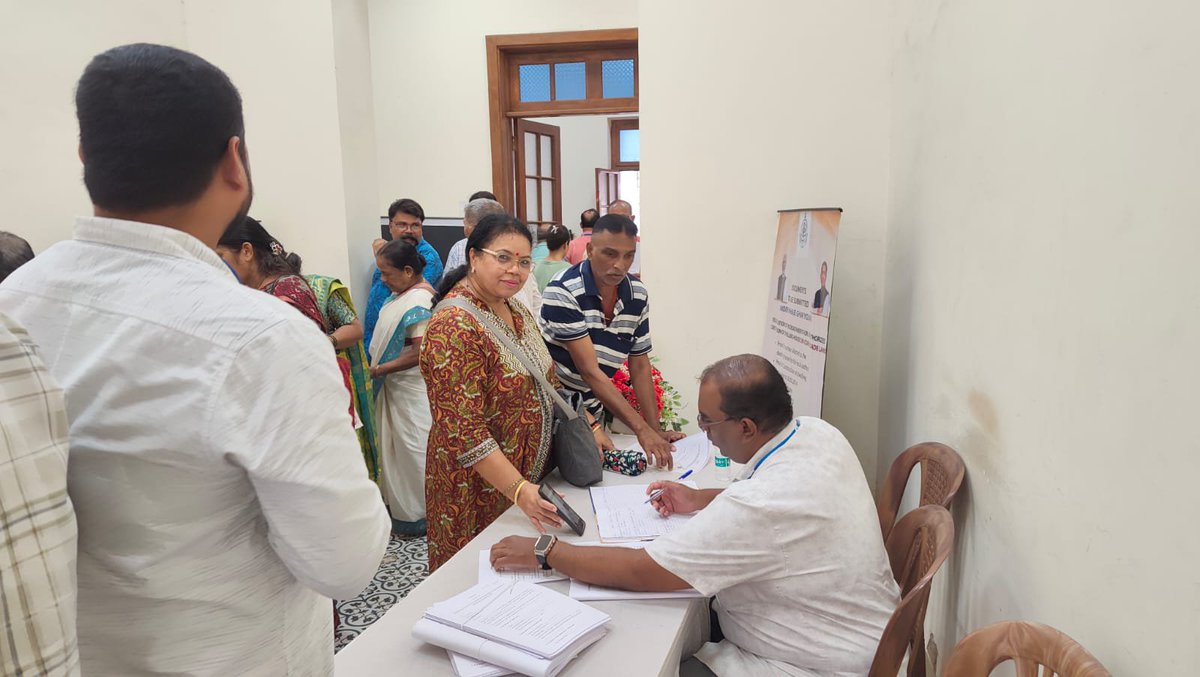 Coll_SouthGoa's tweet photo. The #JanKalyanShibir in Mormugao Taluka brought government welfare schemes closer to the people.

Citizens availed guidance and services through dedicated counters, including the Mhaje Ghar Yojana, making access to government initiatives easier.

#MormugaoTaluka 
#SouthGoa https://t.co/W14PAVVwxp