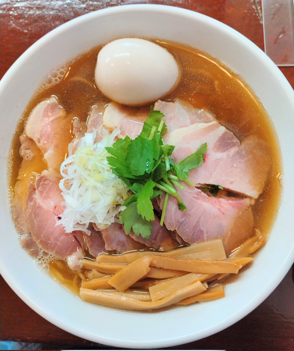 miamiatai1991's tweet photo. 上田市 拉麺芳さんで
和風醤油らー麺煮卵肉増し頂きニャン
ฅ*･ω･*ฅ
日本3大ラーメンといえば
札幌味噌󠄀ラーメン、博多豚骨ラーメン、喜多方醤油ラーメンですが
上田4大無化調自家製麺ラーメンといえば、丸木屋さん、熊人さん、あごばんラーメンさんと、この芳さんですよ。
天然素材のこっくりスープとピチピチ自家製麺、分厚くしっとり柔らかいチャーシューがちょめめ━━━━(ﾟ∀ﾟ)━━━━い!!最高最高最高!!