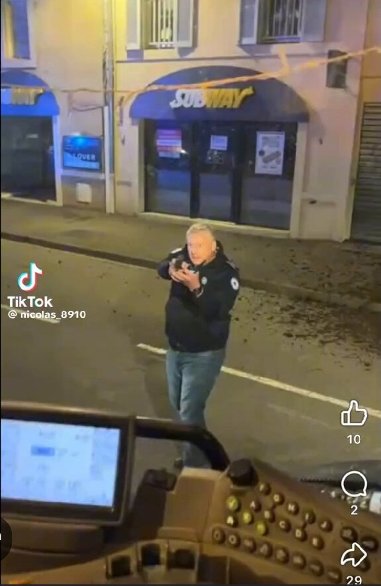 michela7906's tweet photo. @Le_Crapaud47 " blanc et agriculteur ?!? Bouge pas j'arrive ! " https://t.co/faN1l3VwWG