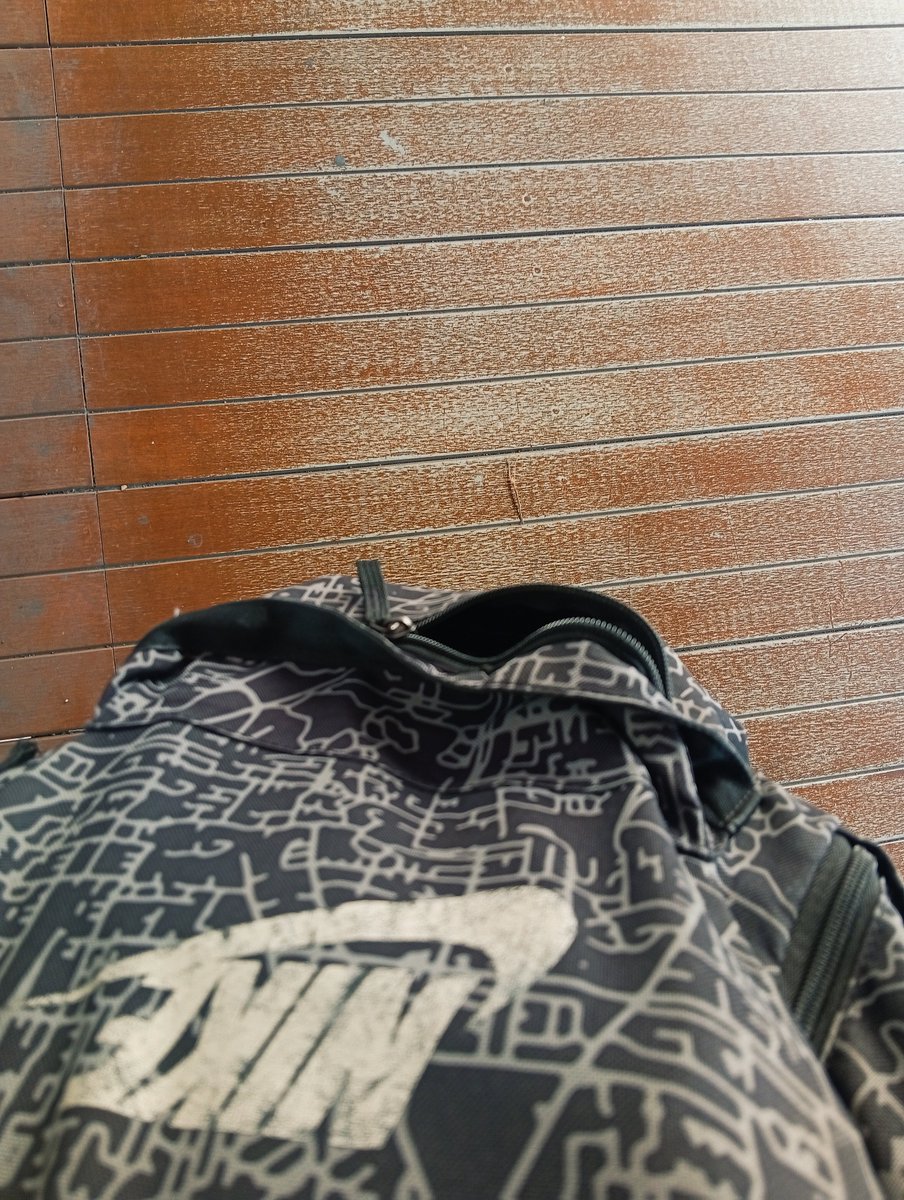 nadhiradwiss's tweet photo. GUE HAMPIR KECOPETAN DI SKYWALK KEBAYORAN 😭‼️🚨

Posisinya gue lagi jalan dari Halte Velbak mau ke Stasiun Kebayoran lewat Skywalk. Bawa tas ransel gendong di belakang.

Selang jalan beberapa meter, gue ngerasa punggung kok agak berat. Pas ngadep ke belakang, persis ada cowok 1 orang ngikutin gue. Gue cek tas, resleting bagian depan udah kebuka. (kayak di foto) 💥

Antara bingung atau takut kali yah, orangnya pura2 budeg dengerin lagu. Pas gue confront, malah masang muka bego dan turun ke arah Halte Kebayoran.

Kalo tadi ga mikirin rame orang dan gue jalan sendirian, udah gua pukul tuh orang.

Stay safe yah, guys‼️ Alhamdulillah ga ada yg hilang, cuma tetep aja agak gemeteran setelah kejadian soalnya ini udah yg ke 2x nya gue ngalami persis. Saban hari pernah di JPO Stasiun Juanda. 😭