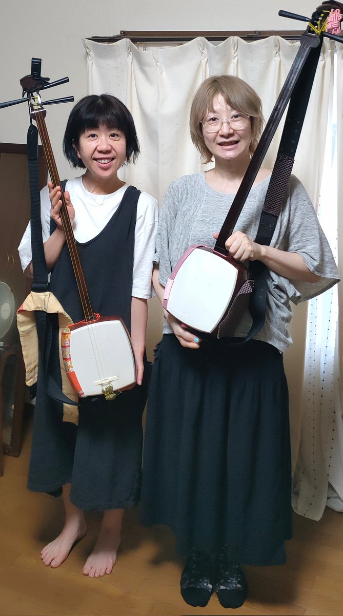 ayamidegozaru's tweet photo. チントンシャンズ『ゴールデン・アワー』に向けて稽古でした。
2人で「ここバンドみたいにしましょうか！」「うわ！バンドみたいですね！」と言い合う稽古😁
初めてのLIVEに向けて、もはやバンドみたいになってます！🤩
たぶん…、きっと😆 https://t.co/kl5wNaf7dw