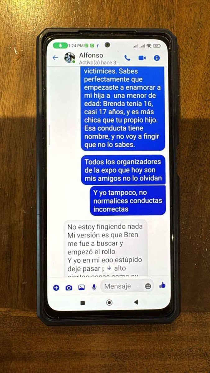 chosyband5's tweet photo. Pero Alfonso Obregón es inocente y asi.

Es una estupidez que aun siguan defiendo y blanqueando a un pdfilo que posiblemente hacia fiestas con menores.
Y no las capturas no son IA ni sacadas de contexto porque tienen continuidad, abajo pondrlas otras dos capturas que faltan. https://t.co/mmGnDbeHp3