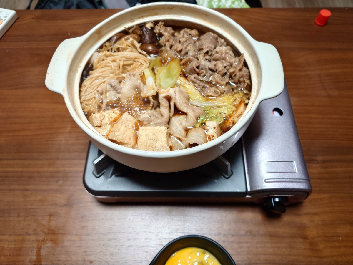 kenken18go's tweet photo. 今日の晩飯
すき焼きだ
美味いわ〜
もちろん汗だくだ
すき焼きは
いつ食べても美味いよねぃ
やっぱり肉は
豚肉の方が好きだなぁ
タレはエバラが最強だな
#晩飯 https://t.co/5jCaGULV55