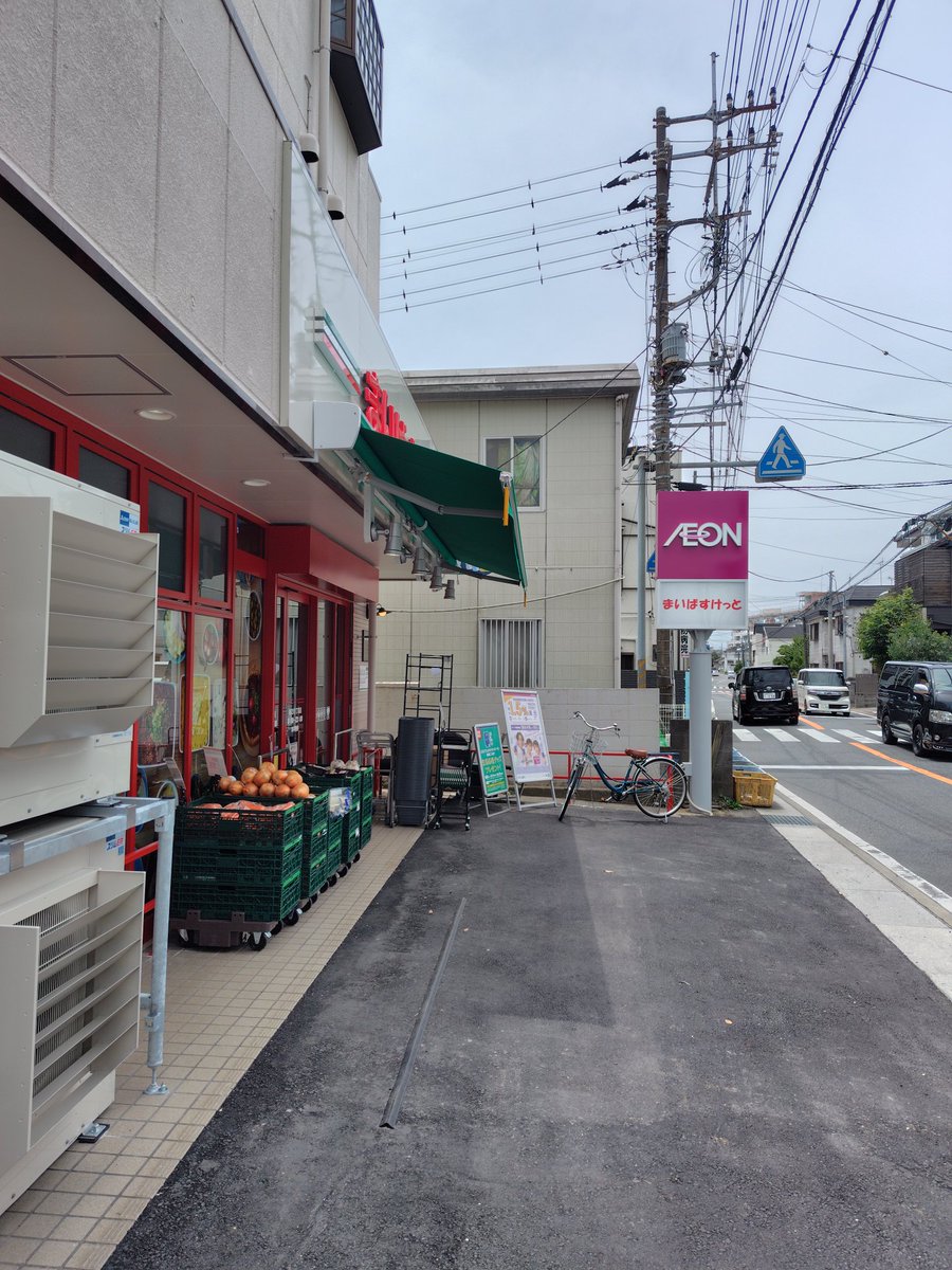 marines0519's tweet photo. 最後のくらしハウスだった相之川いまい店が、まいばすけっとに…
くらしハウスロゴの軽トラはそのまま残っていました！ https://t.co/I0O5nBZaPN