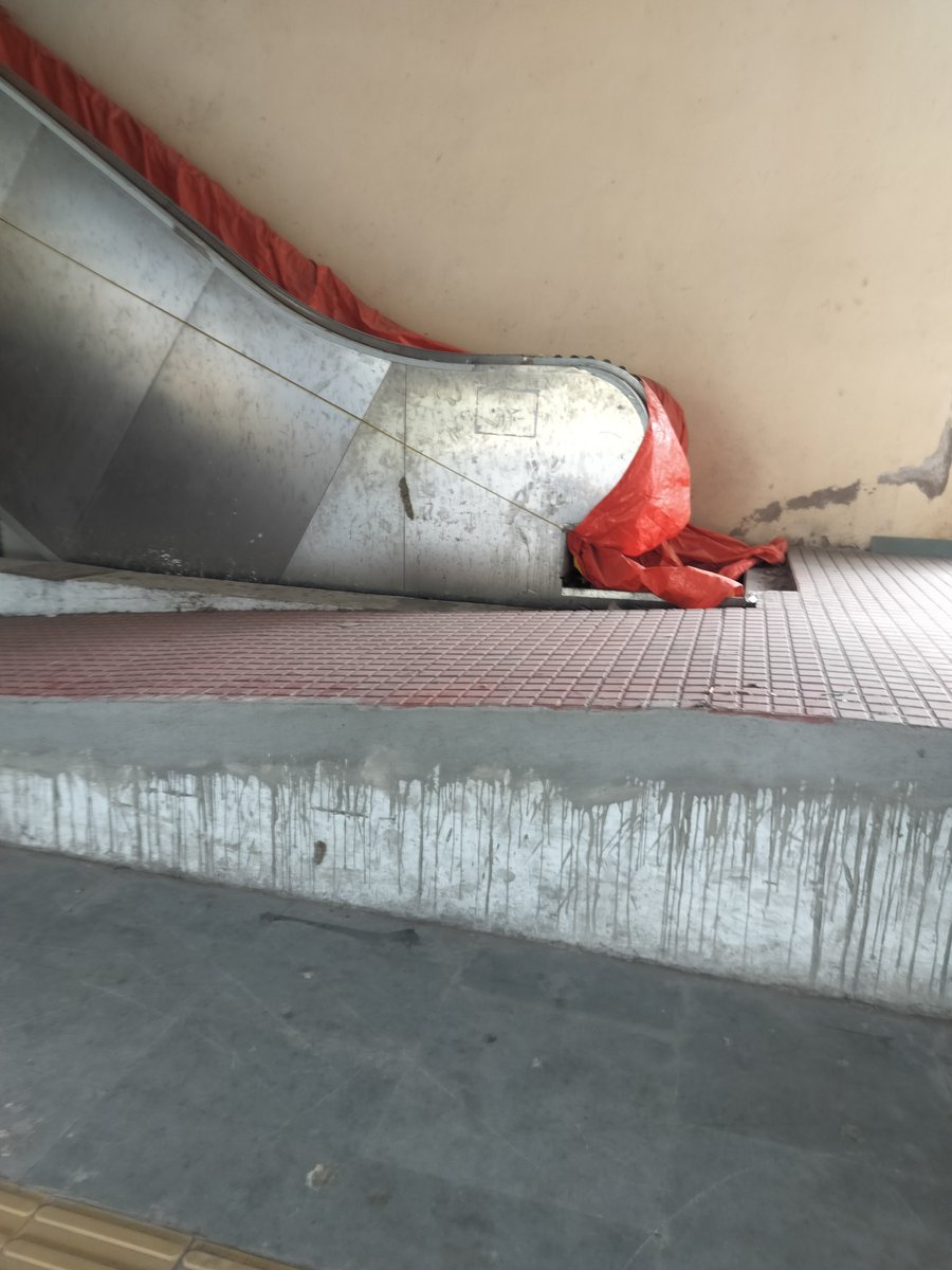 Sirius_black97's tweet photo. @reclaimchennai Even the escalators in Puzhuthivakkam are badly designed. They Escalator don't have level access. U need to go around &amp; climb a ramp to access it. @GMSRailway has made sure everything will be difficult to access. https://t.co/nOb7EpOgwF