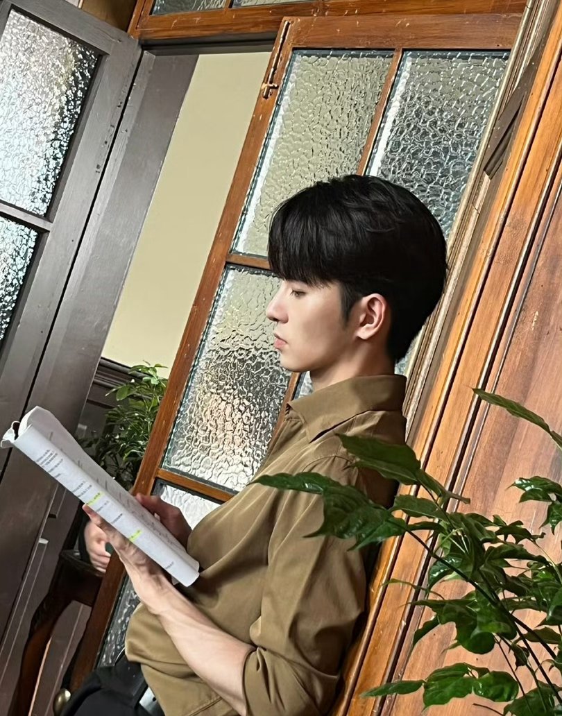 mgtroopersph's tweet photo. Drifting snow blends into the twilight, softening the sentiments of the mundane world.

#吴希泽 #CaesarWu #WuXize #MGTroopersPH https://t.co/BRNjzCOwNx