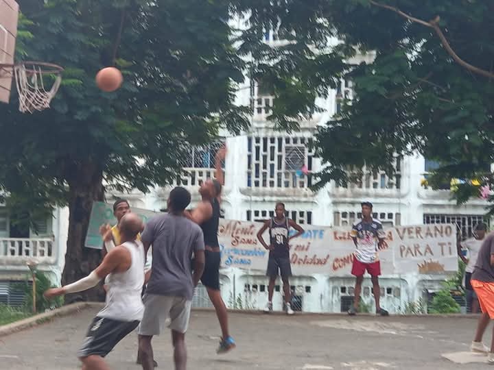 msr21366's tweet photo. #SongoLaMayaActiva2026. 
Sigue la fiesta del Campeonato de Baloncesto 3x3 del Combinado Deportivo # 6 Jose Maceo Grajales en Songo la Maya, esta vez como parte de las actividades del #verano 2026.
Somos el #INDER 
#CubaActivaYSaludable https://t.co/vSMuLg5pzc