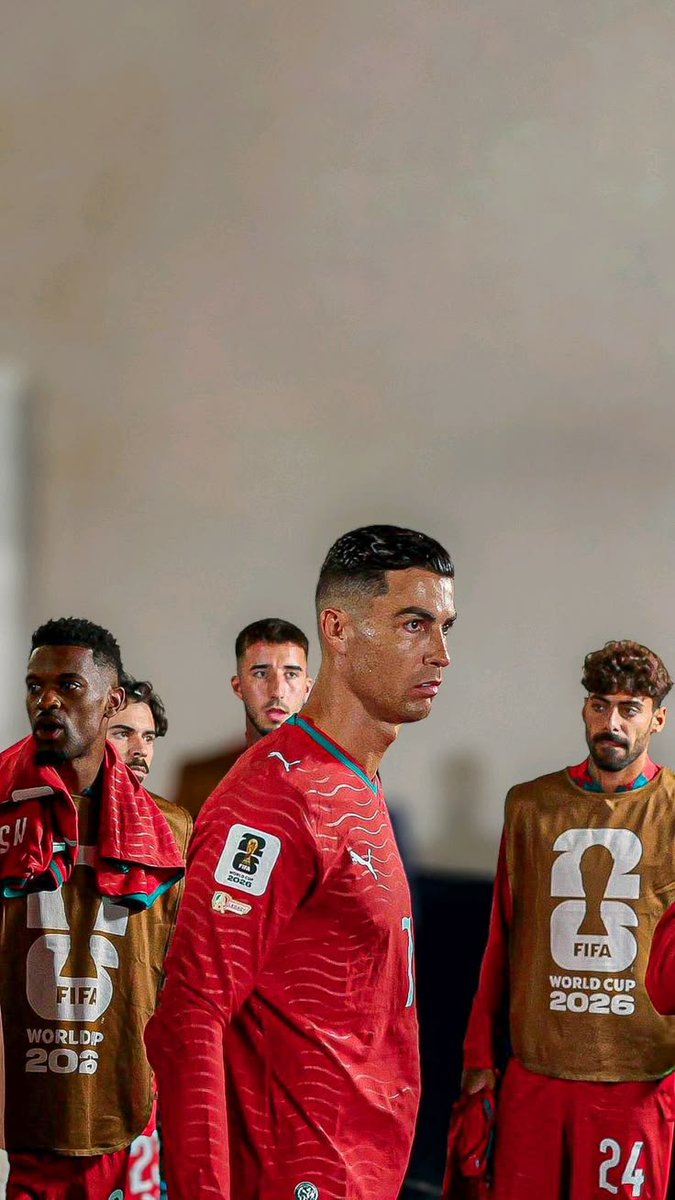 Daily_FootbaII's tweet photo. Meanwhile Ronaldo Right now in the Dressing room 👇 https://t.co/arZ9lFXtwj