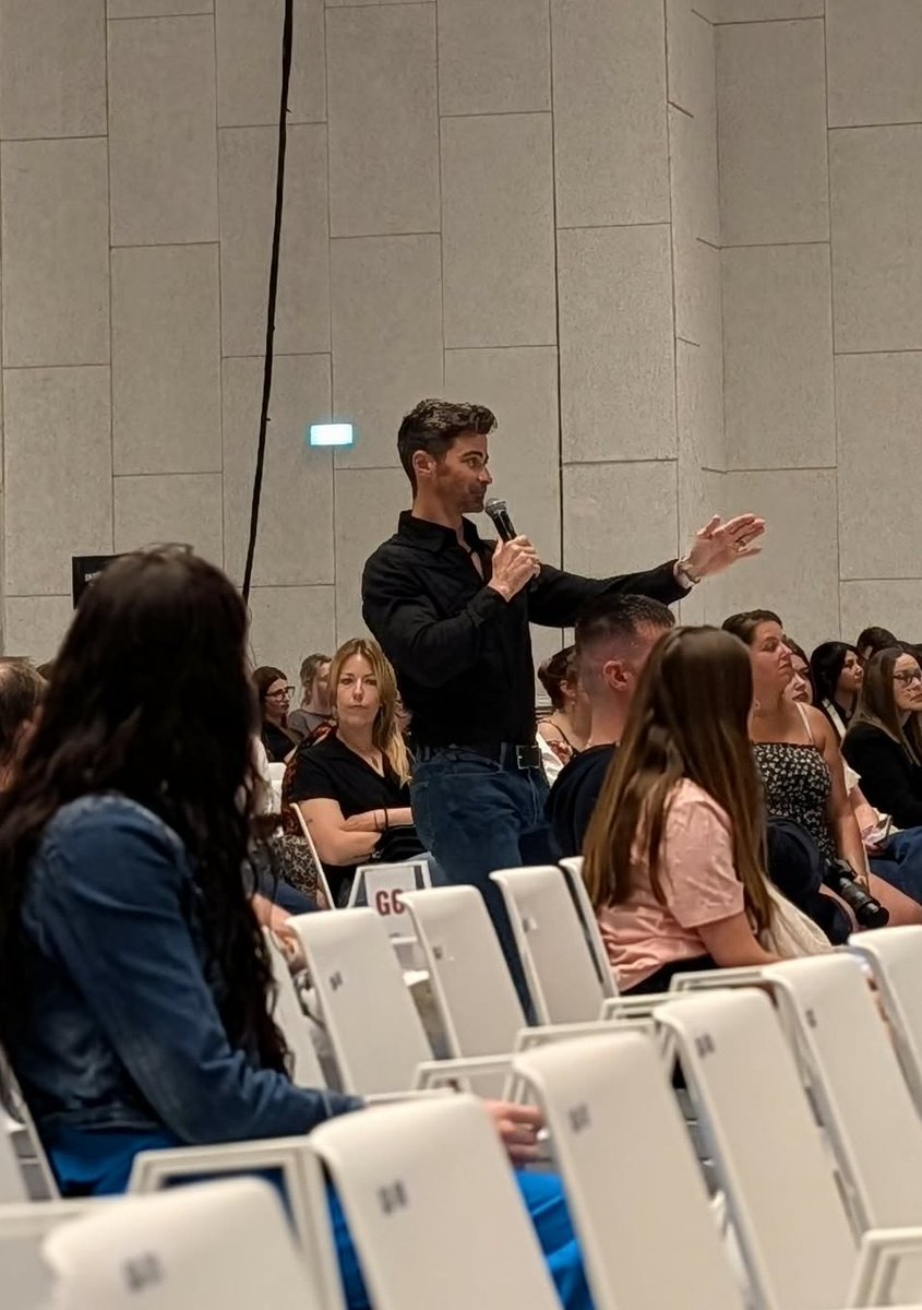 rsjrfanworld's tweet photo. @dicksp8jr @mattcohen4real Love seeing Matt walk down to meet fans waiting in line to ask him questions.
I've missed panels where the cast use the entire room. It feels so energised.
#Darklight7 https://t.co/q9v9KZDuc2