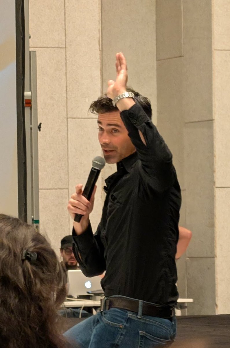 rsjrfanworld's tweet photo. @dicksp8jr @mattcohen4real Love seeing Matt walk down to meet fans waiting in line to ask him questions.
I've missed panels where the cast use the entire room. It feels so energised.
#Darklight7 https://t.co/q9v9KZDuc2