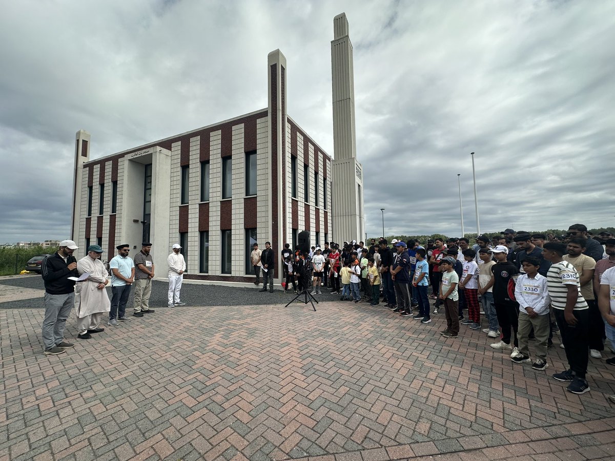 AhmadiJongeren's tweet photo. De openingssessie is begonnen. Samen staan we stil bij het belang van medemenselijkheid, vrijwilligerswerk en het maken van een positieve impact. ππ #StepsForHumanity #HumanityFirst https://t.co/BdKzc2iPoX