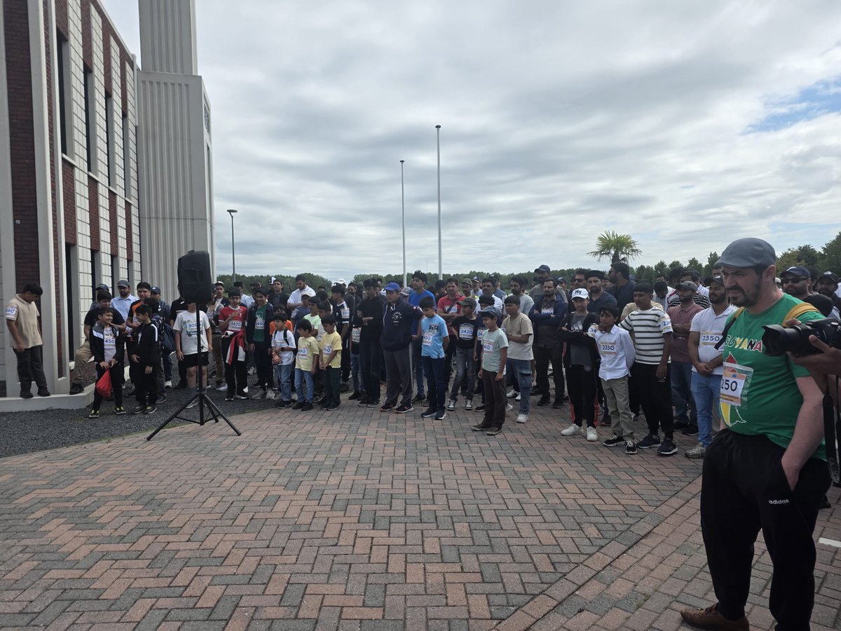 AhmadiJongeren's tweet photo. De openingssessie is begonnen. Samen staan we stil bij het belang van medemenselijkheid, vrijwilligerswerk en het maken van een positieve impact. ππ #StepsForHumanity #HumanityFirst https://t.co/BdKzc2iPoX