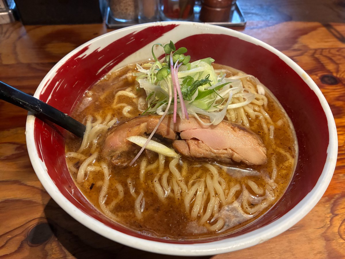 raft_group's tweet photo. 今日の一杯🍜

横浜駅・鶴屋町の麺場 浜虎

食べログ百名店の人気店で、醤そば大盛をいただきました

大盛無料なのは嬉しいポイント😋

トッピングも豊富なので、次は「コク塩」か「つけそば」で試してみたいです

#浜虎 #横浜グルメ #ラーメン #食べログ百名店 https://t.co/rn7at4waPl