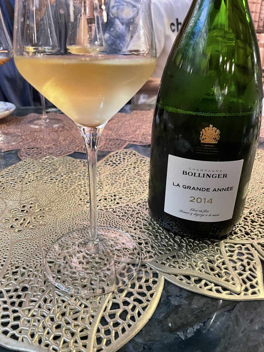 arubachacof's tweet photo. この豪勢なラインナップに興奮を隠しきれなかった🍾
主催してくださった方のグランダネ。みなさんで飲むシャンパーニュ、至福のヒトトキ。 https://t.co/J8OvDc1QmQ