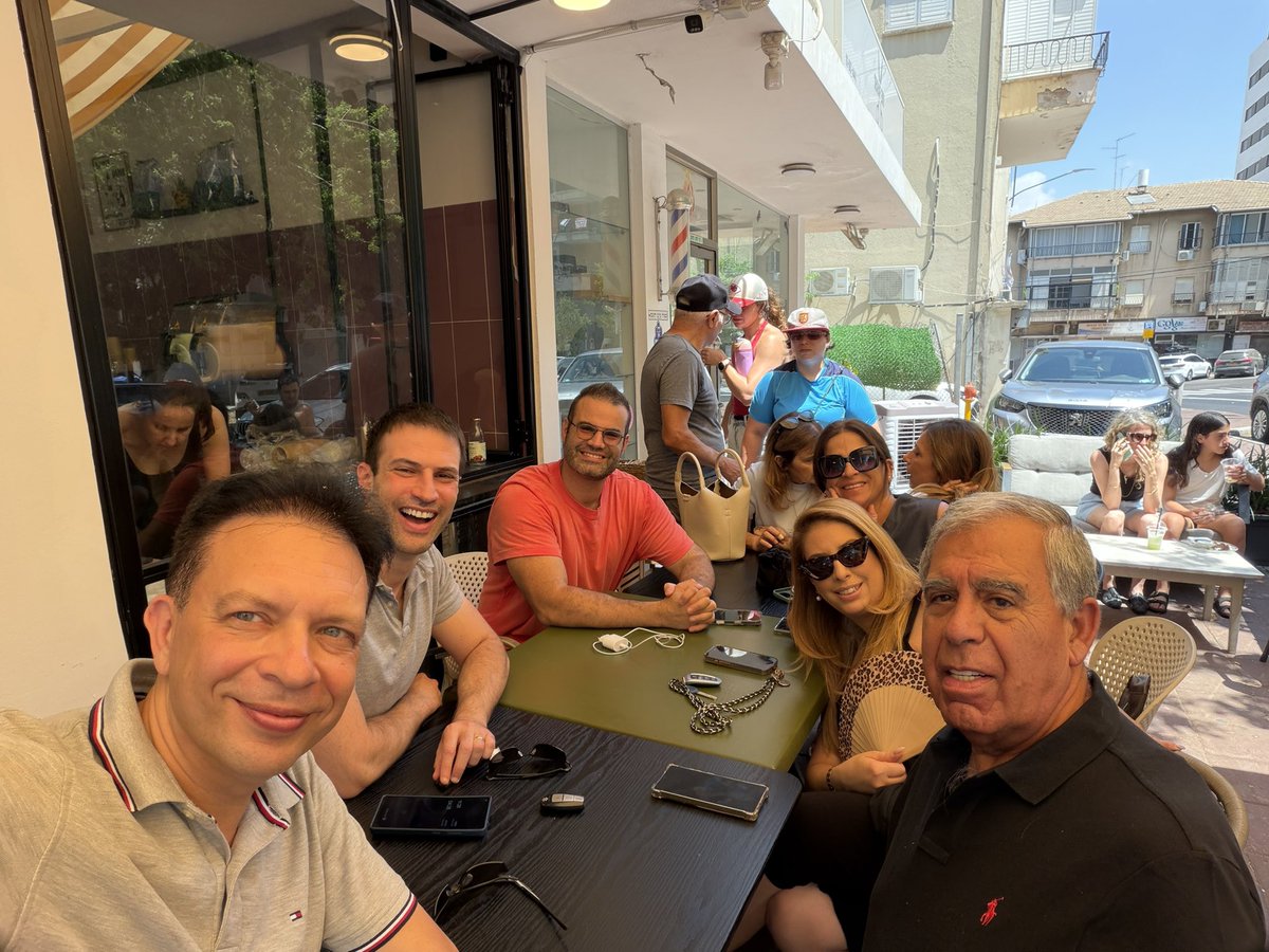 VladimirBeliak's tweet photo. ״בנדיטה״, בית קפה מקסים ברמת גן, הוצת שלוש פעמים בחודש האחרון. על פי הערכות -  על רקע פתיחתו בשבת. עד כה המשטרה לא הצליחה לאתר חשודים במעשה.
הבוקר באנו, יחד עם מאות תושבי רמת גן, לתמוך בבעלי המקום, שחף ועדי, שמסרבים להיכנע וממשיכים להפעיל את המקום גם בשבת.
ישראל יהודית, דמוקרטית וליברלית נלחמת ואין לנו שום כוונה לוותר. בקרוב יבוא השינוי.

@Meravbenari @MKMickeyLevy @Shellytalmeron @YoraiLahav
