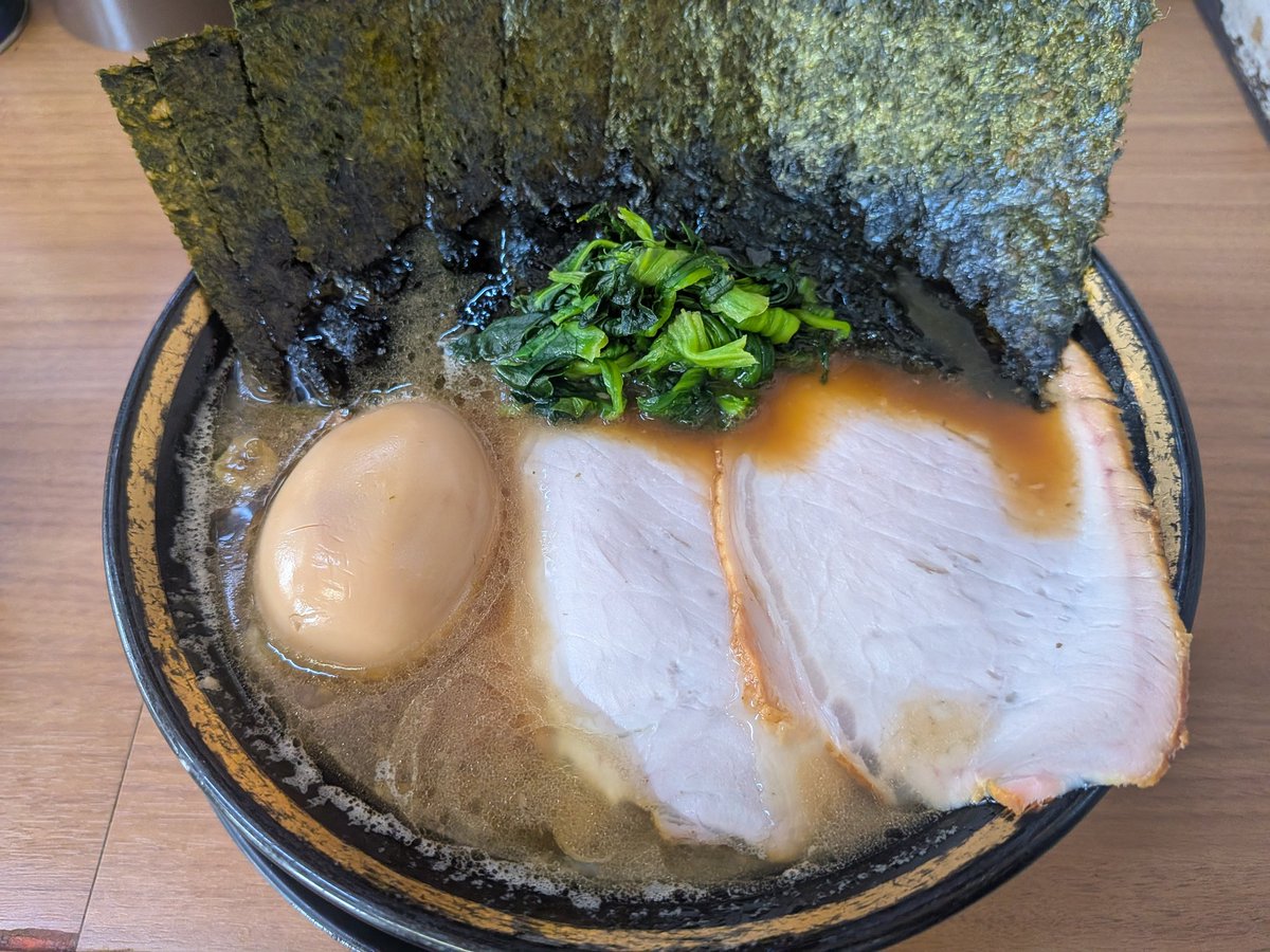 hrk_i07's tweet photo. 本日の遅めの昼食は、木更津市の「ラーメン林家 本店」さんに２回目の訪問です😊

注文したのは、今回も「林家特上ラーメン」と小ライス🍚も頼みましたよ🍜

海苔はパリパリでチャーシューも旨かったよ

スープを一口飲むと、家系らしいガツンと来る味わいを楽しめたよ、旨かった🙌

#ラーメン林家本店 https://t.co/g0ylg4km7a