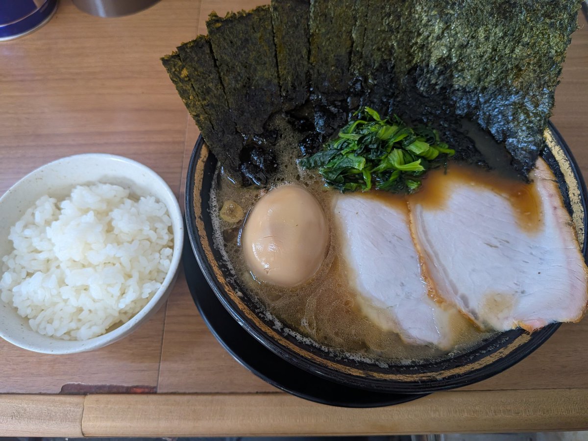 hrk_i07's tweet photo. 本日の遅めの昼食は、木更津市の「ラーメン林家 本店」さんに２回目の訪問です😊

注文したのは、今回も「林家特上ラーメン」と小ライス🍚も頼みましたよ🍜

海苔はパリパリでチャーシューも旨かったよ

スープを一口飲むと、家系らしいガツンと来る味わいを楽しめたよ、旨かった🙌

#ラーメン林家本店 https://t.co/g0ylg4km7a