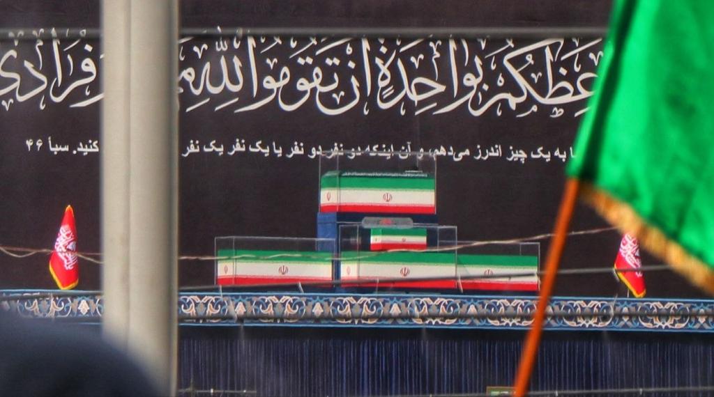 tarannom6666's tweet photo. بارها در خیال خودم میگفتم میروم و از نزدیک جایگاه آقا را می‌بینم و چشمانم غرق در تماشای او می‌شود، اما حالا قرار ملاقات ما با چشمانی اشکبار با عکس و ...😭
#باید_برخاست
#کشور_دوست https://t.co/3UXgkmbTnN