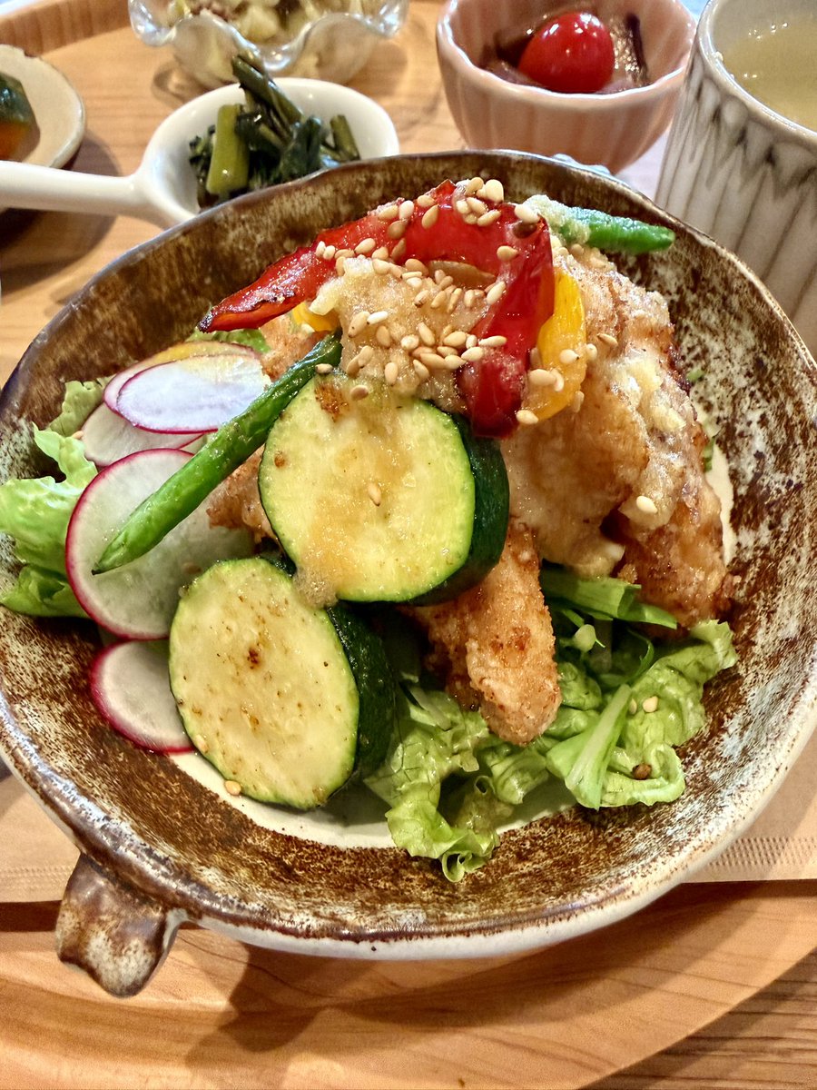 getderby's tweet photo. 【béret cafe ベレー カフェ】

（週替わりごはんプレート）
・彩り夏野菜と香味ダレの油淋鶏

（ドリンク＆ケーキセット）
・アイス珈琲／ブルーベリーとクリームチーズのクランブルケーキ
・レモンティー／りんごのガトーインビジブル

ヘルシーで美味しいランチでした。 https://t.co/i7iHUoVrbV