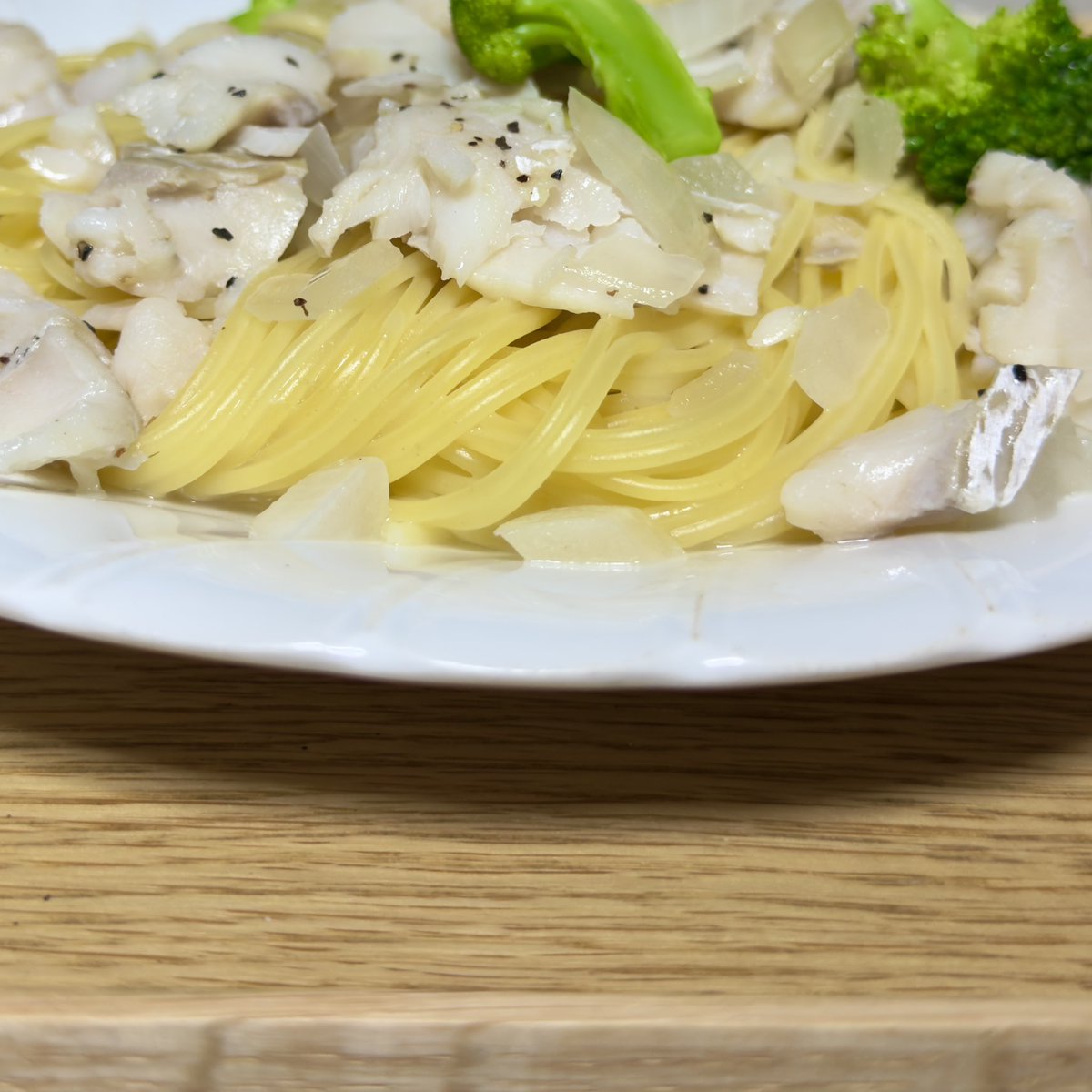 oikyu2012's tweet photo. 本日は鱈とブロッコリーのパスタです…彩り的にミニトマトとか入れたかったけどなかった https://t.co/dbzBAA7saZ