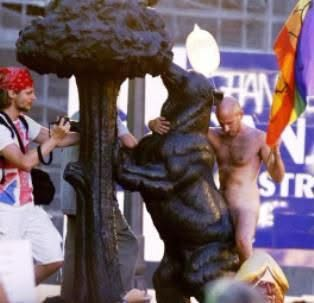PRojoBarreno's tweet photo. Asumo el escrito de Juan Carlos Rodríguez Poré

YO NO TENGO AMIGOS HOMOSEXUALES.

No
Tampoco tengo amigas lesbianas.
Tampoco, tampoco.
Y mucho menos amigos bisexuales o transexuales.
No, ni de coña.

Yo lo que que tengo son sencillamente amigos.
Punto pelota.

Porque para mi la orientación sexual de cualquier persona es algo completamente irrelevante.

Y esa orientación me importa tanto como si te gusta la tortilla de patatas con o sin cebolla.

Es más, de hecho me importa bastante menos, porque lo de la tortilla sin cebolla ya les vale a algunos.
Los de la tortilla de patatas sin cebolla son gente turbia que seguro tienen algo oscuro que ocultar en su pasado.

Una persona con una orientación sexual diferente a la mía tiene los mismos derechos, y obligaciones, que yo.
Faltaría más.

Y esos derechos, como los míos, se otorgan y se defienden cómo se otorgan y se defienden los míos.
Se otorgan a través de la Constitución y se defienden a través de las herramientas que el estado de derecho ha establecido a tal fin: los cuerpos y fuerzas de seguridad del estado y los tribunales de justicia.

Ningún gobierno da "derechos". Eso es, sencillamente, mentira.

Por eso no entiendo todo este aquelarre,  obsceno y chabacano, del "orgullo" que se monta cuando llegan estas fechas.

Que ya no es un día. Ahora es un mes.
Y tengo la certeza de que muchos homosexuales y lesbianas tampoco.

Aunque en realidad sí lo entiendo desde el trinque subvencional y el activismo político.

Que ya sabemos de qué palo van los que reparten los carnets de "buen miembro" del "colectivo".
Porque al final, como siempre siempre, esto va únicamente de un tema ...
... DINERO.

Que ya podían gastarse todo ese río de dinero de nuestros impuestos en atender mejor a los enfermos de ELA o Alzheimer.
Por decir algo.

Así que, si me lo permiten, yo les sugeriría a toda esa constelación de asociaciones que supuestamente "luchan" por defender y reivindicar los derechos del colectivo LGTBI,  que trasladaran sus reivindicaciones a alguno de los 45 países del mundo donde el jamón cinco jotas no tiene muy buena acogida, pues al parecer allí, esos derechos tienen peor acogida aún que el mencionado jamón.

En esos países sí son realmente necesarios activistas realmente comprometidos/as/es.
Y no aquí, exponiendo obscenamente sus miserias en una carroza de cabalgata de reyes y desbaratando la semana al resto de la ciudadanía.

Por favor compartan. Aunque me da la sensación de que, como de costumbre, voy a recibir simpáticos insultos y amenazas por esta publicación.

Lo mismo si lo comparten también los reciben ustedes.
Que tengan ese feliz sábado que merecen como las personas importantes que son.