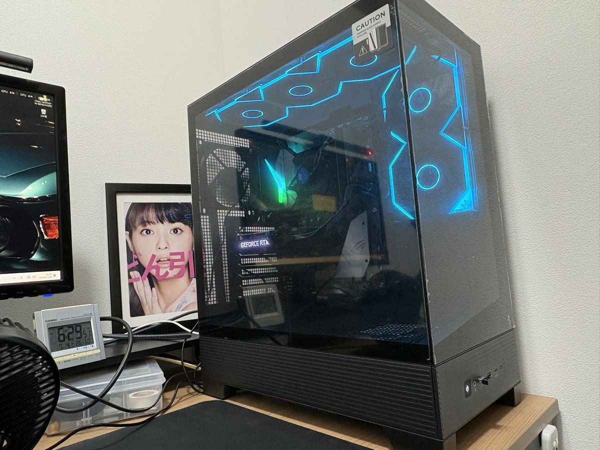 hs_1966's tweet photo. pc歴約10年でついにpcが光りました！
BTOケース卒業🇨🇻

#ASUSケース
#pc光ってない奴は何やらせてもダメ https://t.co/geyUP4ouBX