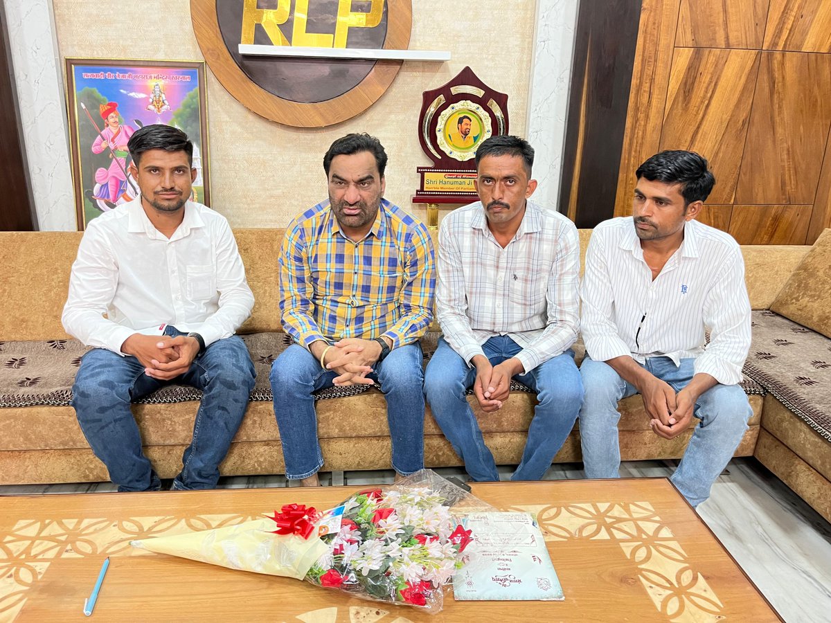 hanumanbeniwal's tweet photo. नागौर जिले की पुलिस की लचर कार्यशैली के कारण चोरों के हौसले बुलंद होते जा रहे हैं।
दिनांक 30/04/2026 को नागौर के सदर थाने में दर्ज कृष्णपुरा (बालवा) में श्री भंवरलाल जाट के घर हुई चोरी की घटना के प्रकरण संख्या 86/26 का आज तक खुलासा नहीं होना नागौर पुलिस की कार्यप्रणाली पर गंभीर सवाल खड़े करता है |
आज नागौर आवास पर कृष्णपुरा (बालवा) के ग्रामीणों ने मुझसे मुलाकात कर इस मामले का शीघ्र खुलासा करवाने की मांग की। लगातार बढ़ रही चोरी की घटनाओं से आमजन में भय और असुरक्षा का माहौल है।
पुलिस की लचर कार्यशैली और संवेदनहीन रवैये के कारण अपराधियों के हौसले बढ़ रहे हैं। यदि समयबद्ध और प्रभावी कार्रवाई नहीं होगी, तो ऐसी घटनाओं में लगातार वृद्धि होना स्वाभाविक है। 
पुलिस इस चोरी की घटना का तत्काल खुलासा कर दोषियों को गिरफ्तार करें।
@PoliceRajasthan