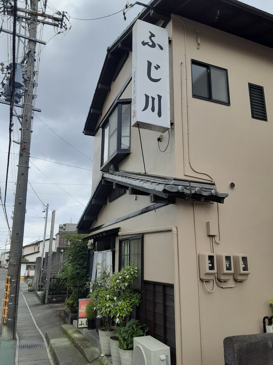 zubora188's tweet photo. 静岡市清水区草薙にある『#ふじ川食堂』にランチ（12時～14時30分）で初訪問。かつカレー辛さ普通1300円を戴きました。ご飯とルーが大盛で、辛さは中辛以上のルーで、食材もたくさん入っており、なんとか最後まで完食しました。お腹が満たされ大満足。その後は近くの『#草薙の湯』でのんびりしました。 https://t.co/d53BPNatkD