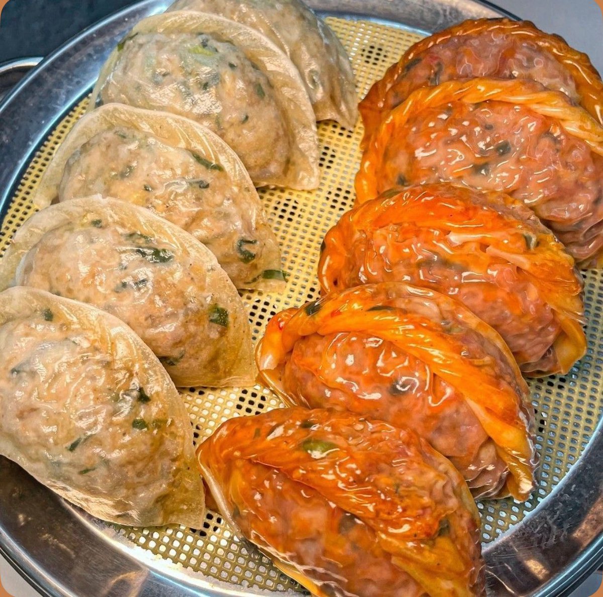 Adisa382's tweet photo. 日本の皆さん🇯🇵は、「これは何の食べ物（おやつ）なんだろう？」と少し戸惑うかもしれませんね。

これは蒸しマンドゥと呼ばれる料理です。

緑色のマンドゥには、ニラ、キャベツ、豆腐、そして春雨などの野菜が入っています。一方、オレンジ色のマンドゥにはキムチが入っているため、赤みがかった色をしています。

食べるときは、醤油、お酢、ごま油、にんにく、唐辛子を混ぜたタレにつけるのが一般的です。

皆さんも一度食べてみたいと思いますか？😋🤭