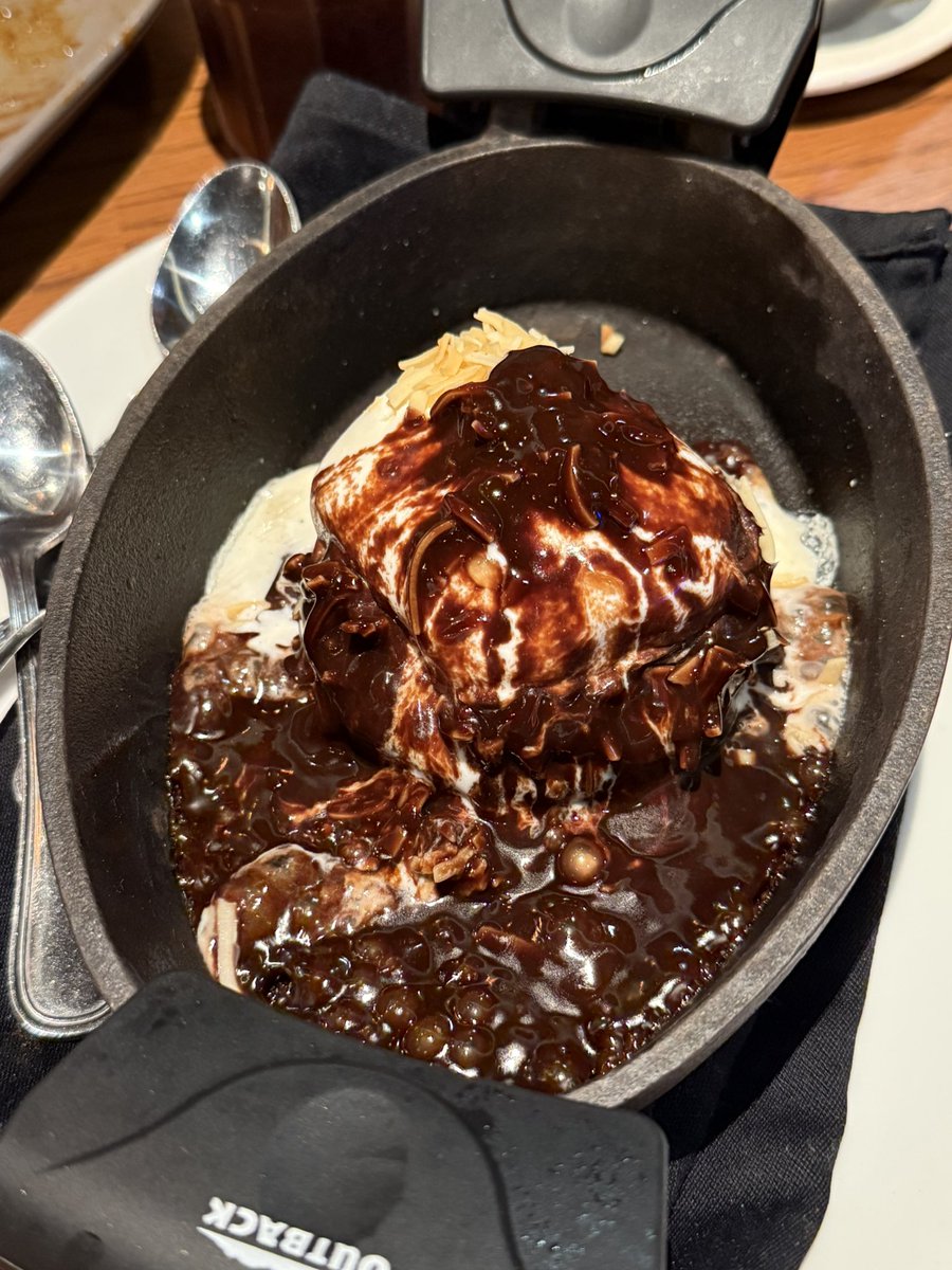 plusloveon's tweet photo. 아니 미친 아웃백 브라우니 진짜 개맛있어 
브라우니 겁나 뜨거운데 위에 있는 아이스크림이랑 같이 먹으니까 넘맛있고 초코소스 뿌려주시고 코코넛칩도 씹혀서 진짜 너뮤너뮤 맛있었다💓💓💓 https://t.co/rdr280RGLC