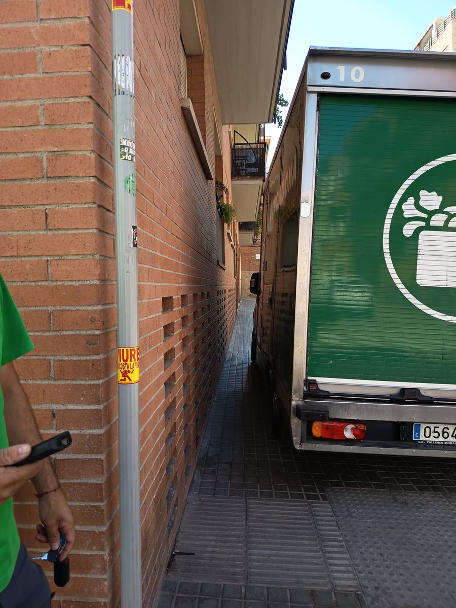 dracpenya's tweet photo. Camión Mercadona en Carrer Mare de Deu del Coll con Baixada Gloria ¿por donde pasamos las personas? https://t.co/NUgsN5r87d