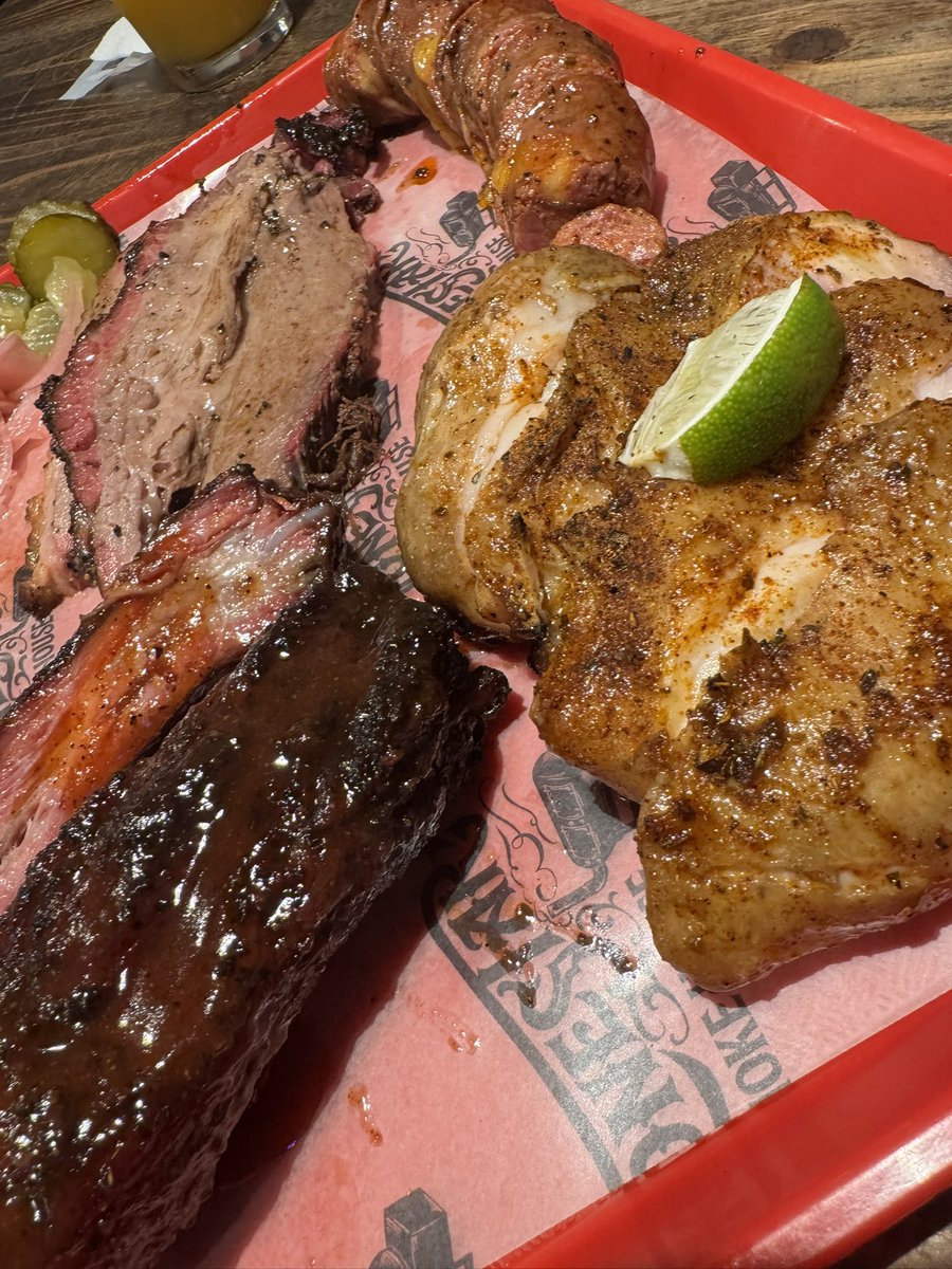 nakajima52's tweet photo. Xでアメリカニキやテキサスニキたちの投稿をここ数ヶ月ずっと見ててどうしても食べたかった本場のブルスケッタやポークリブ達を腹一杯食す！今日で48歳の胃袋には重過ぎたけど超満足！ご馳走様でした！！ https://t.co/eTbPAJIO3O