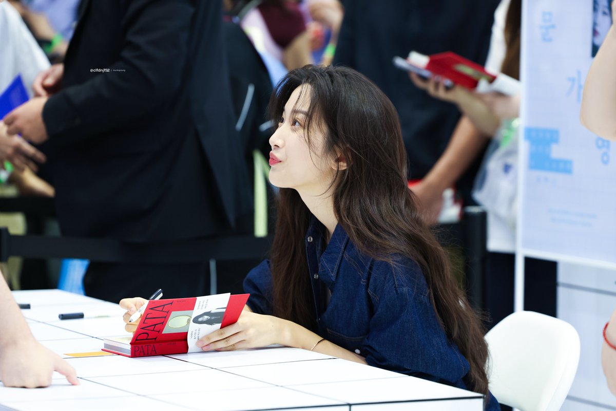 clfdnjfS2's tweet photo. 260627 서울국제도서전 사인회

😙

#문가영 #munkayoung 
#서울국제도서전 https://t.co/vIioUxT5TV