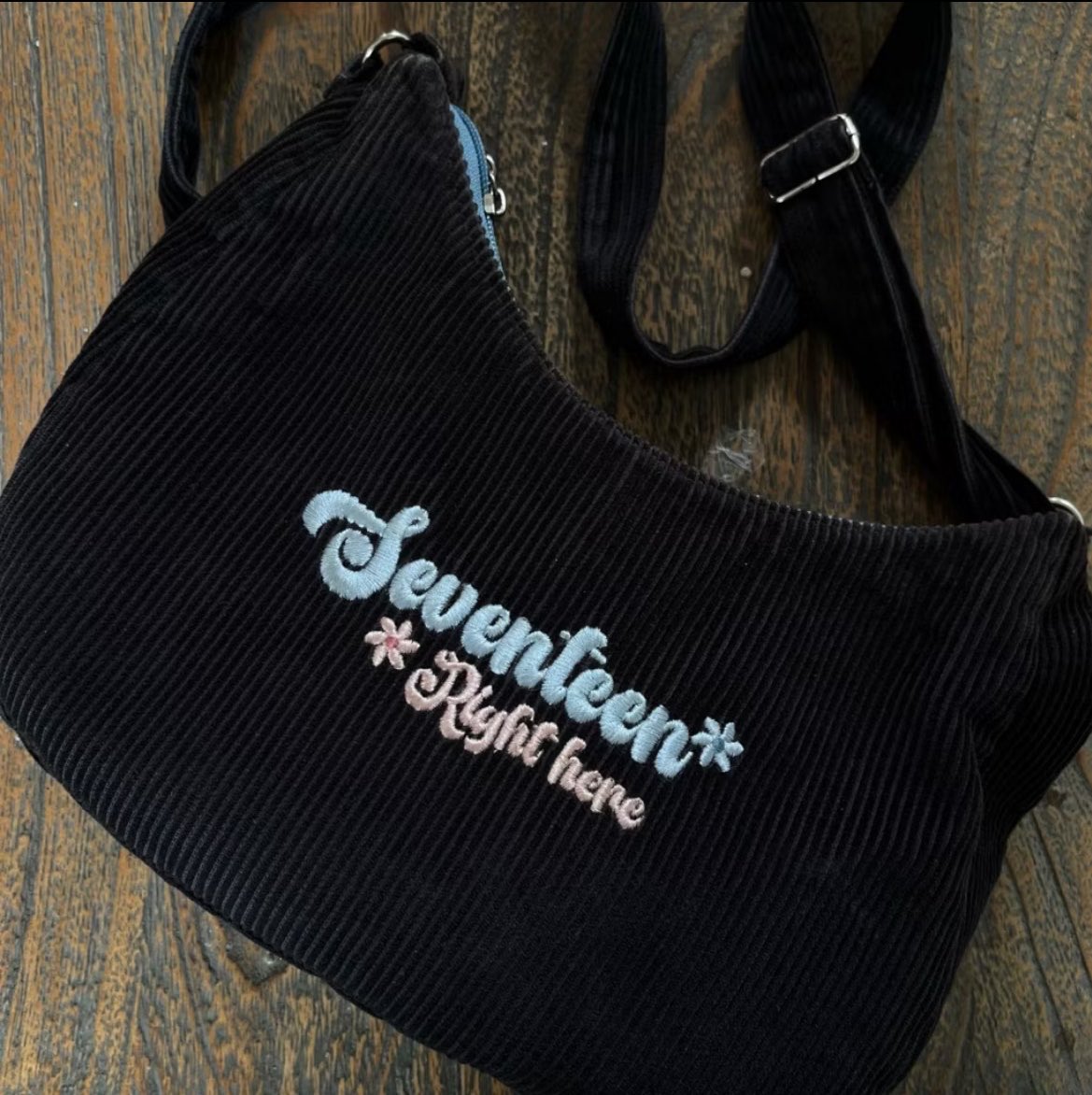 hiinsky's tweet photo. 🖤tas rajut 65k
🖤shoulder bag seventeen &amp; txt 60k (detail bisa dm) https://t.co/t36nCTvQUo