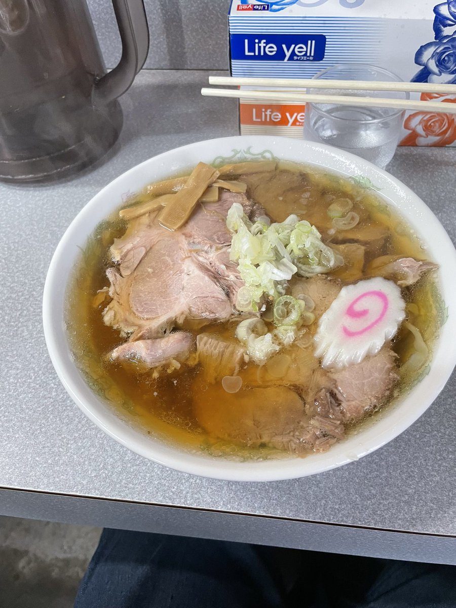 dark19751000's tweet photo. 佐野ラーメン龍麺さんにて🍜

チャーシュー麺
餃子3個
頂きました✨

初めて訪問♪
着丼し、透き通った醤油のスープをひと口…
塩味がしっかりした味で好み✨
そしてチャーシューも厚みがあり食べ応えあり♪

麺も美味しかった✨
餃子も皮モチモチで良き！

ごちそうさま🙏

#龍麺 https://t.co/ylqNribeeW